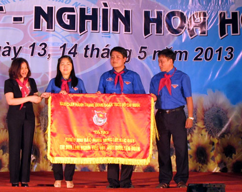 Đồng chí Nguyễn Thị Hà, Bí thư Trung ương Đoàn, Chủ tịch Hội đồng Đội Trung ương tặng trướng cho Hội đồng Đội tỉnh Bắc Ninh.